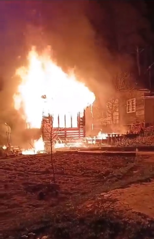 В Кузнецком районе на дачном участке загорелась беседка