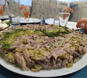 Салат с говядиной, шампиньонами и солеными огурцами