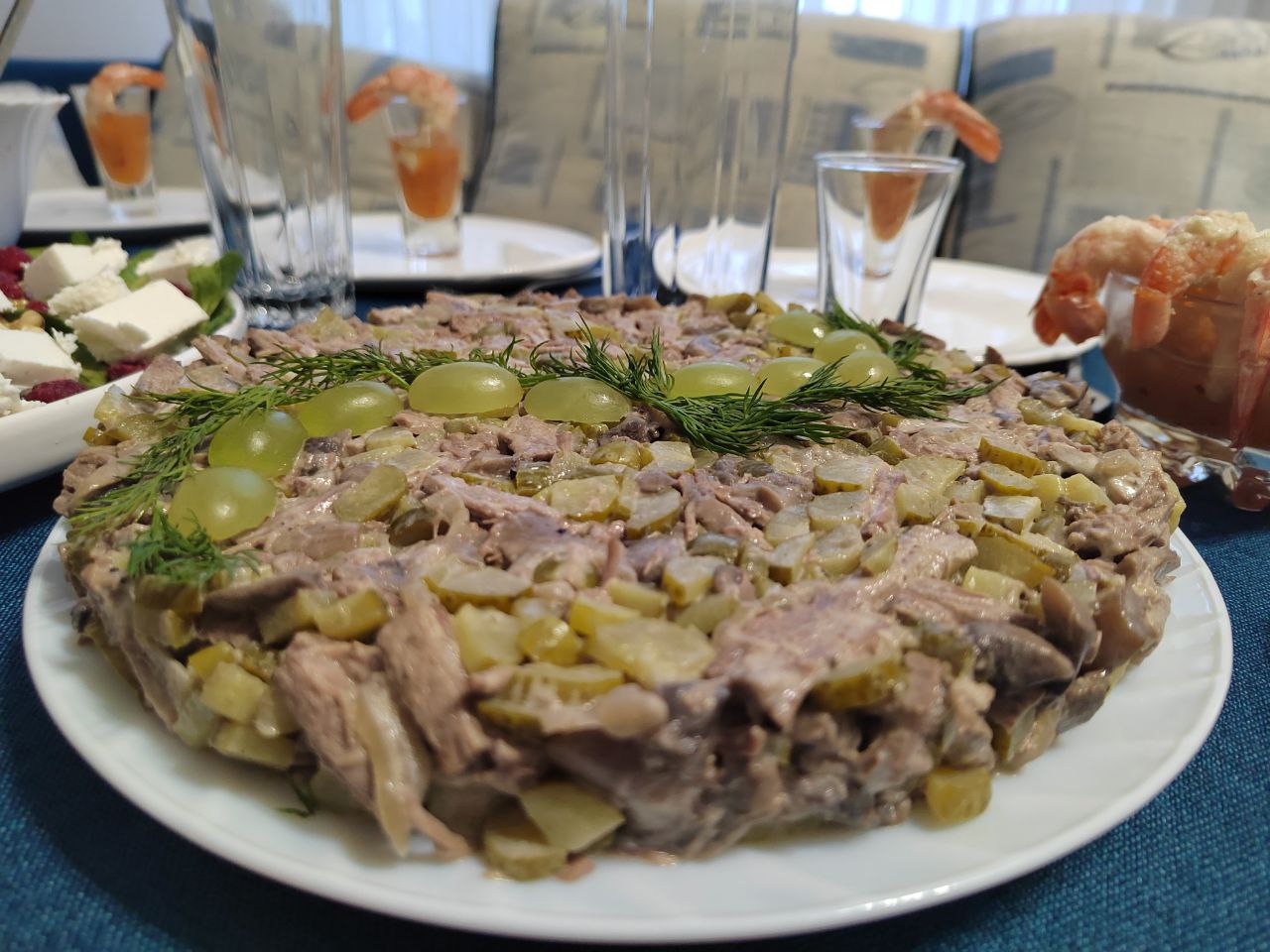 Салат с говядиной, шампиньонами и солеными огурцами