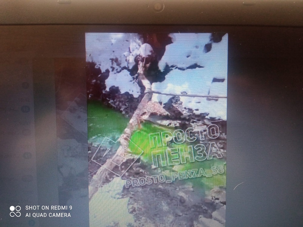 На улице Гагарина в Пензе течет зеленая «речка»