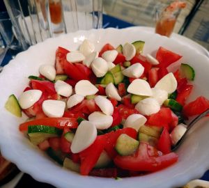 Свежий салат со сладким перцем и моцареллой