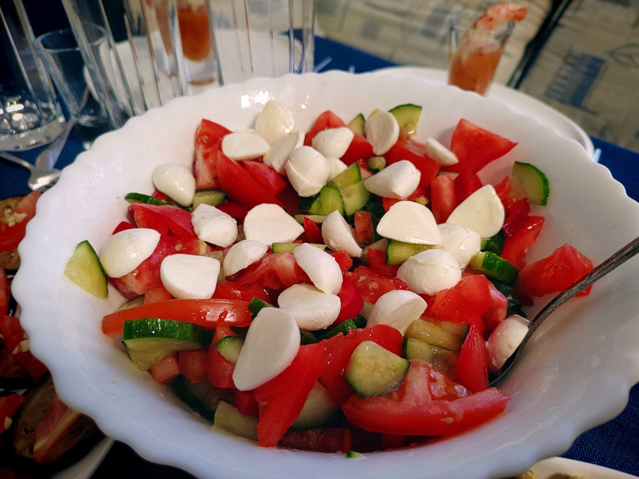 Свежий салат со сладким перцем и моцареллой