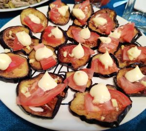 Поджаренные баклажаны с помидором и чесночком