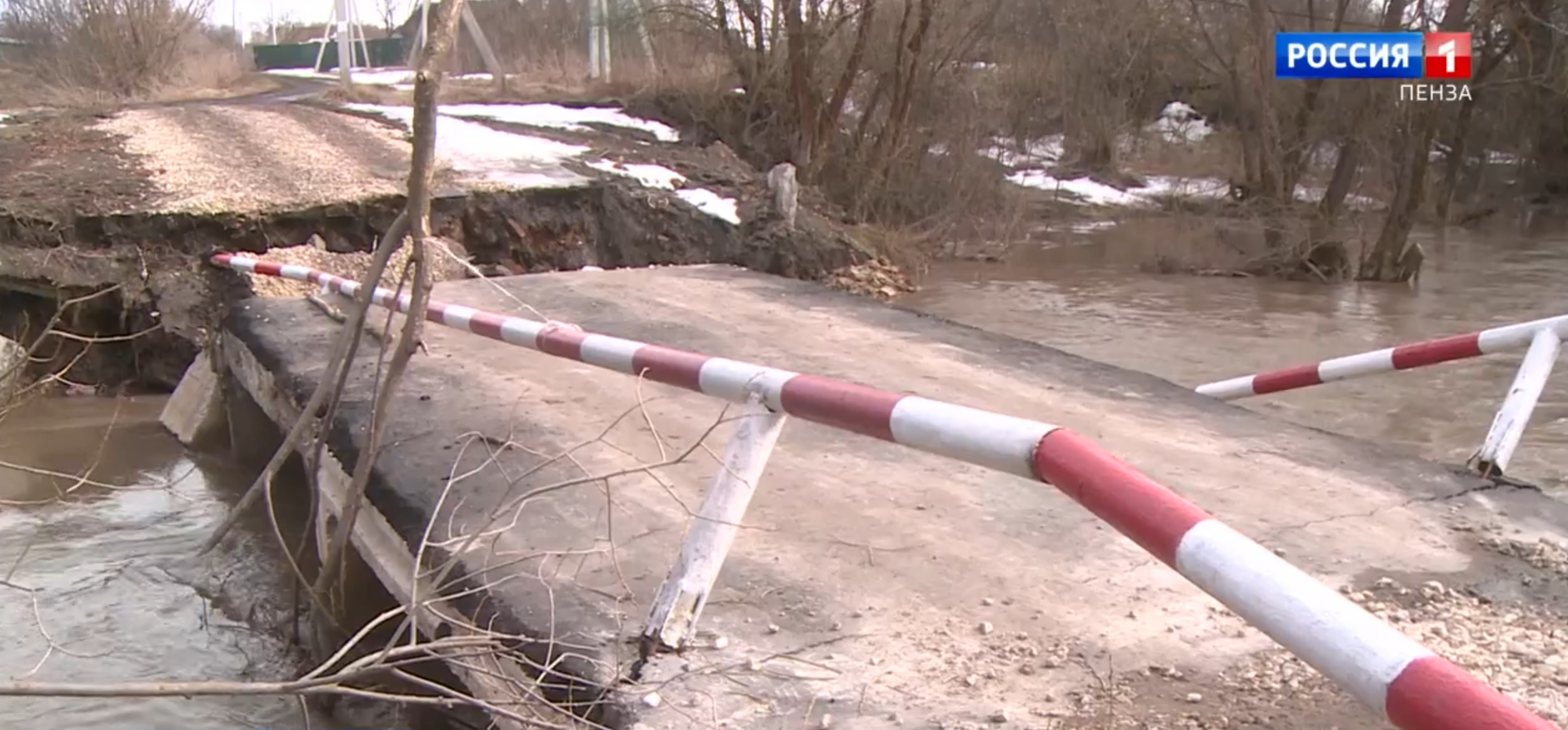 В Мокшанском районе паводком снесло новый мост через реку