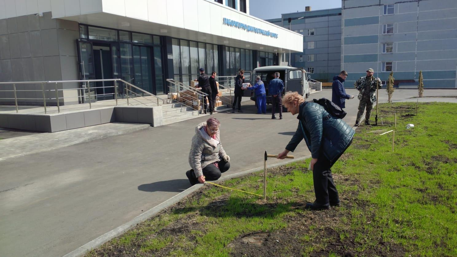 В Пензе у онкодиспансера высадили более 150 саженцев