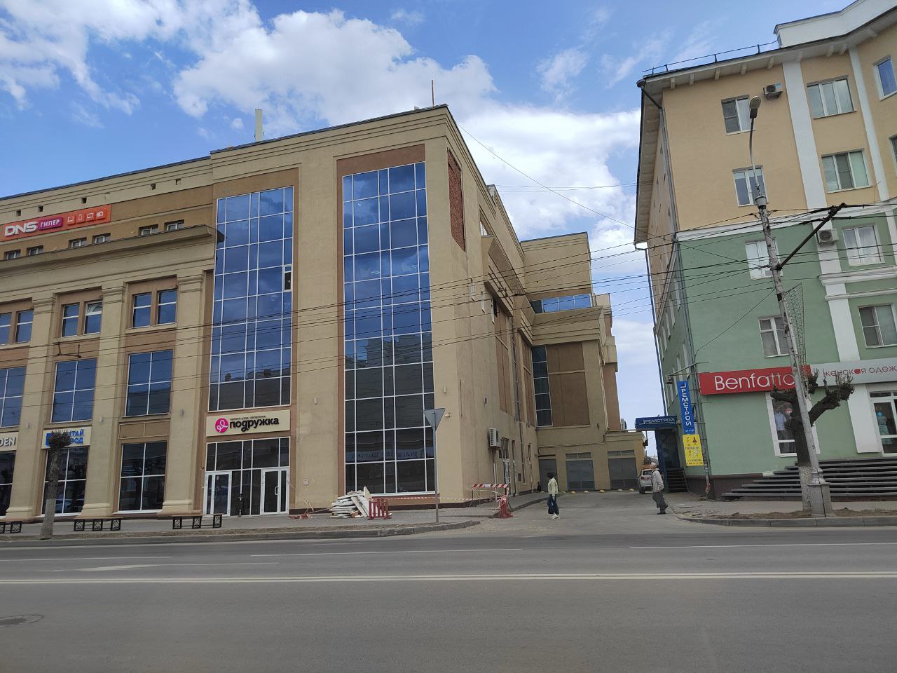 В Пензе у здания «ЦУМа» отвалились фасадные панели