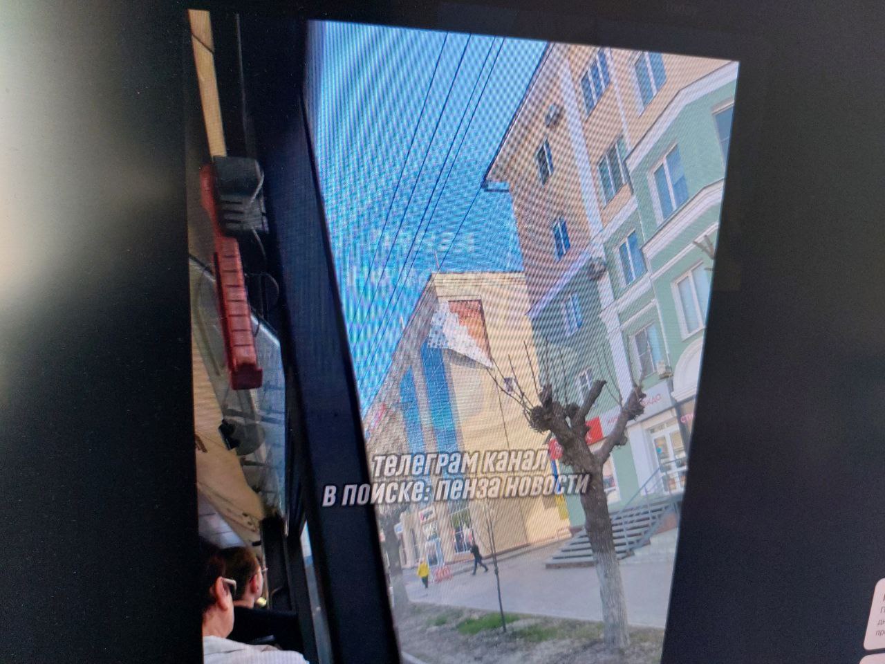 В Пензе у ТЦ «ЦУМ» опасно провис фасад