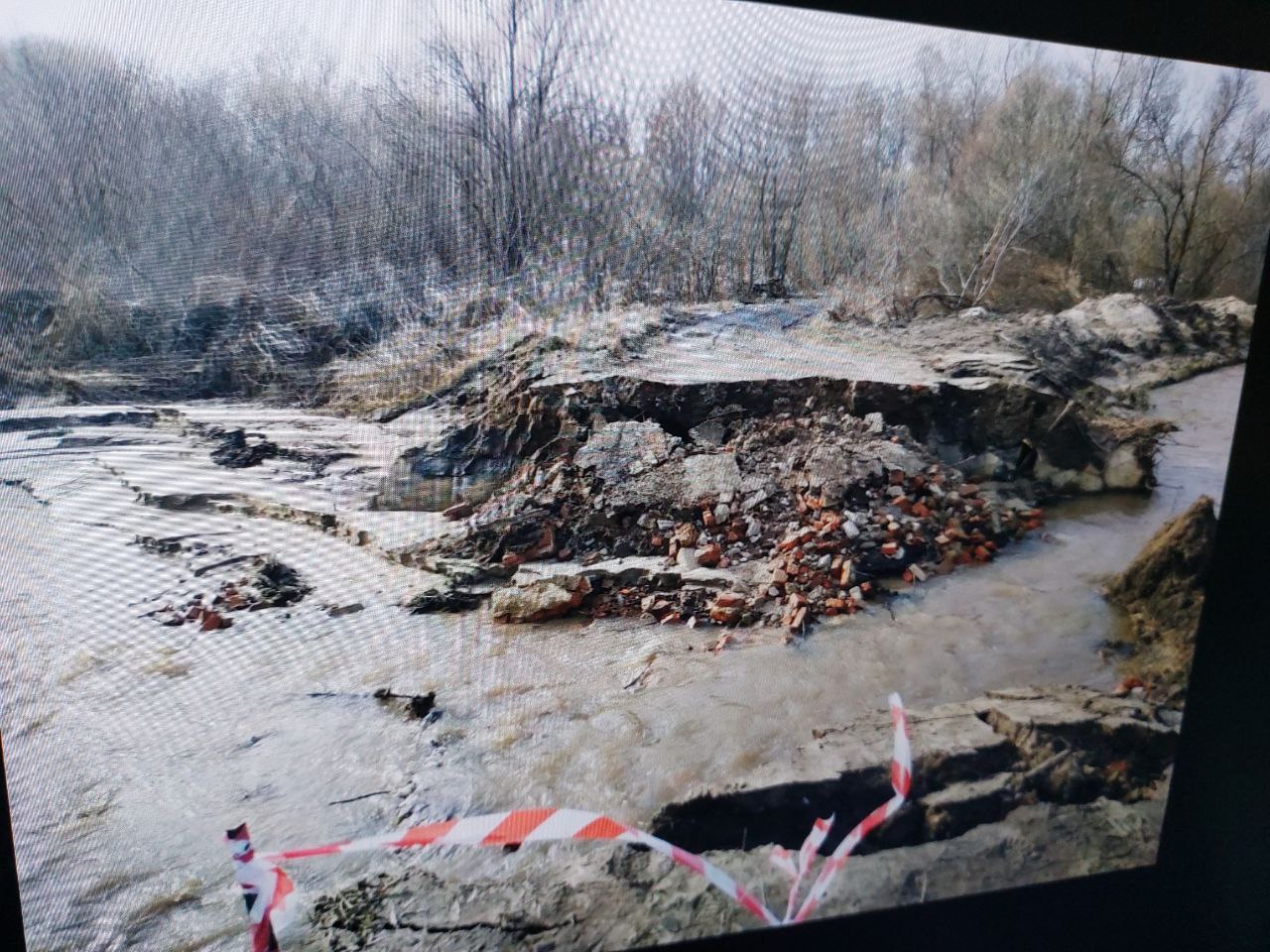 В Земетчинском районе стариков отрезало от мира из-за обвалившейся дороги