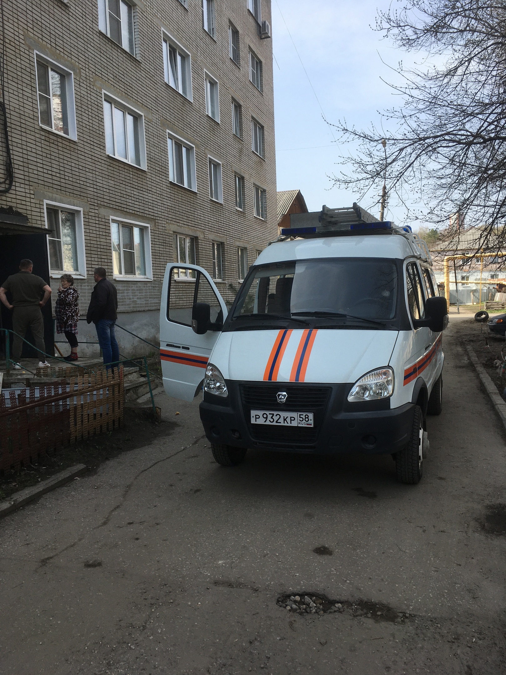 В Пензе спасатели помогли упавшей в подъезде пенсионерке