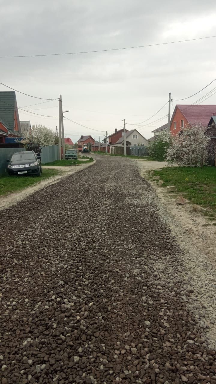 В Пензе начали засыпать щебнем дороги в рамках «БКД»