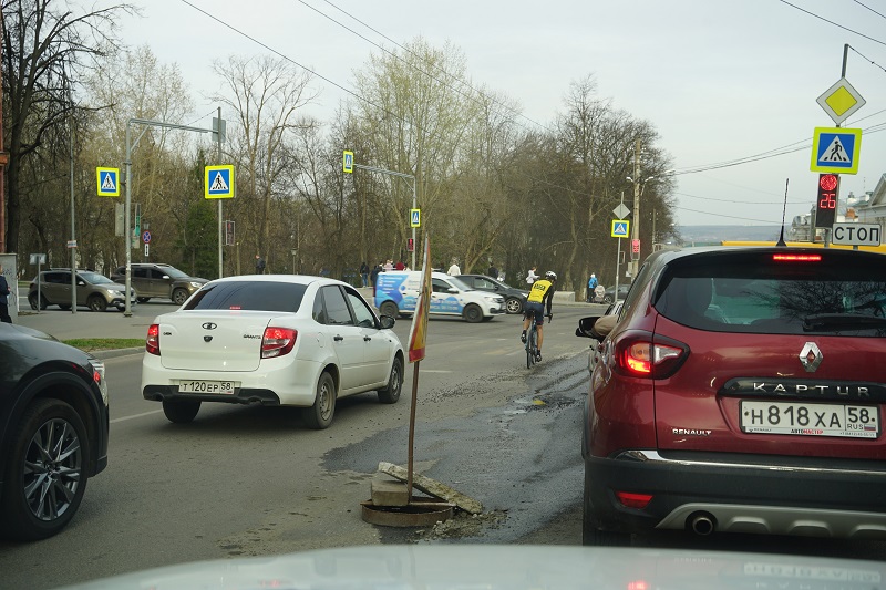 В Пензе на улице Лермонтова из асфальта сочится вода