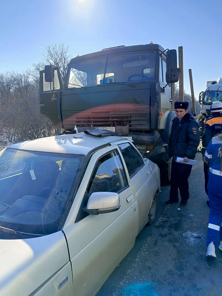 В Пензе после аварии с «Камазом» трое человек оказались зажаты в машинах