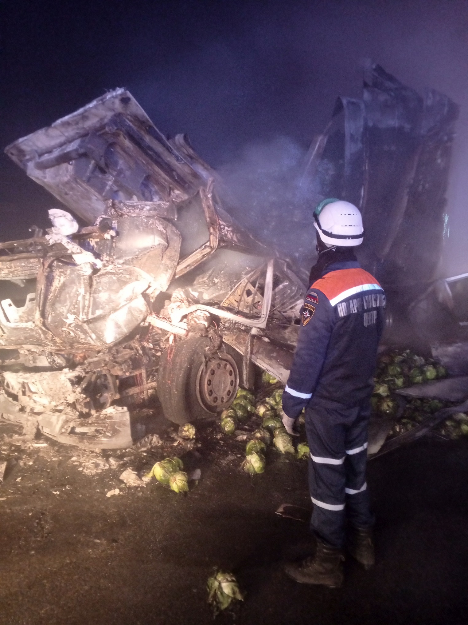 На М5 лоб в лоб столкнулись два тягача. Один загорелся