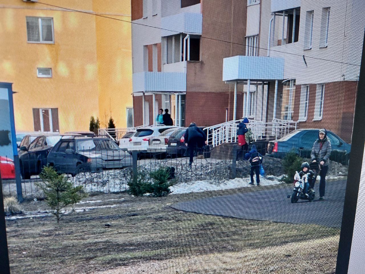 В Пензе детей вынудили лезть в школу через забор