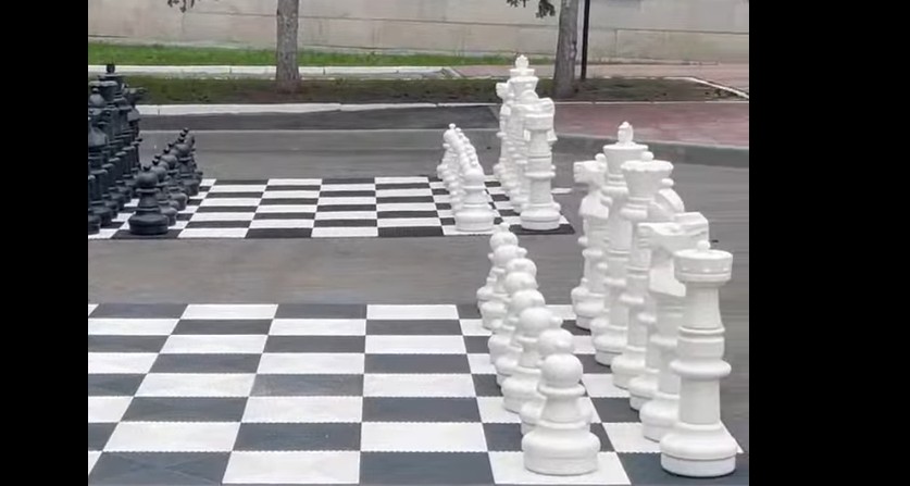 В Пензе вернули большие шахматы к зданию городской администрации