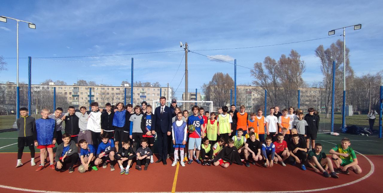Борис Панин приветствовал юных участников соревнований по футболу