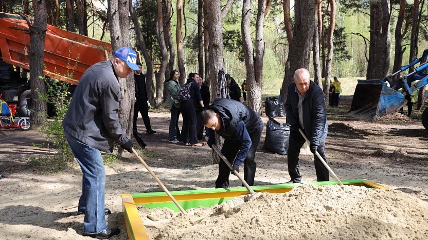По инициативе Вадима Супикова в сквере «Семейный» прошла акция по благоустройству