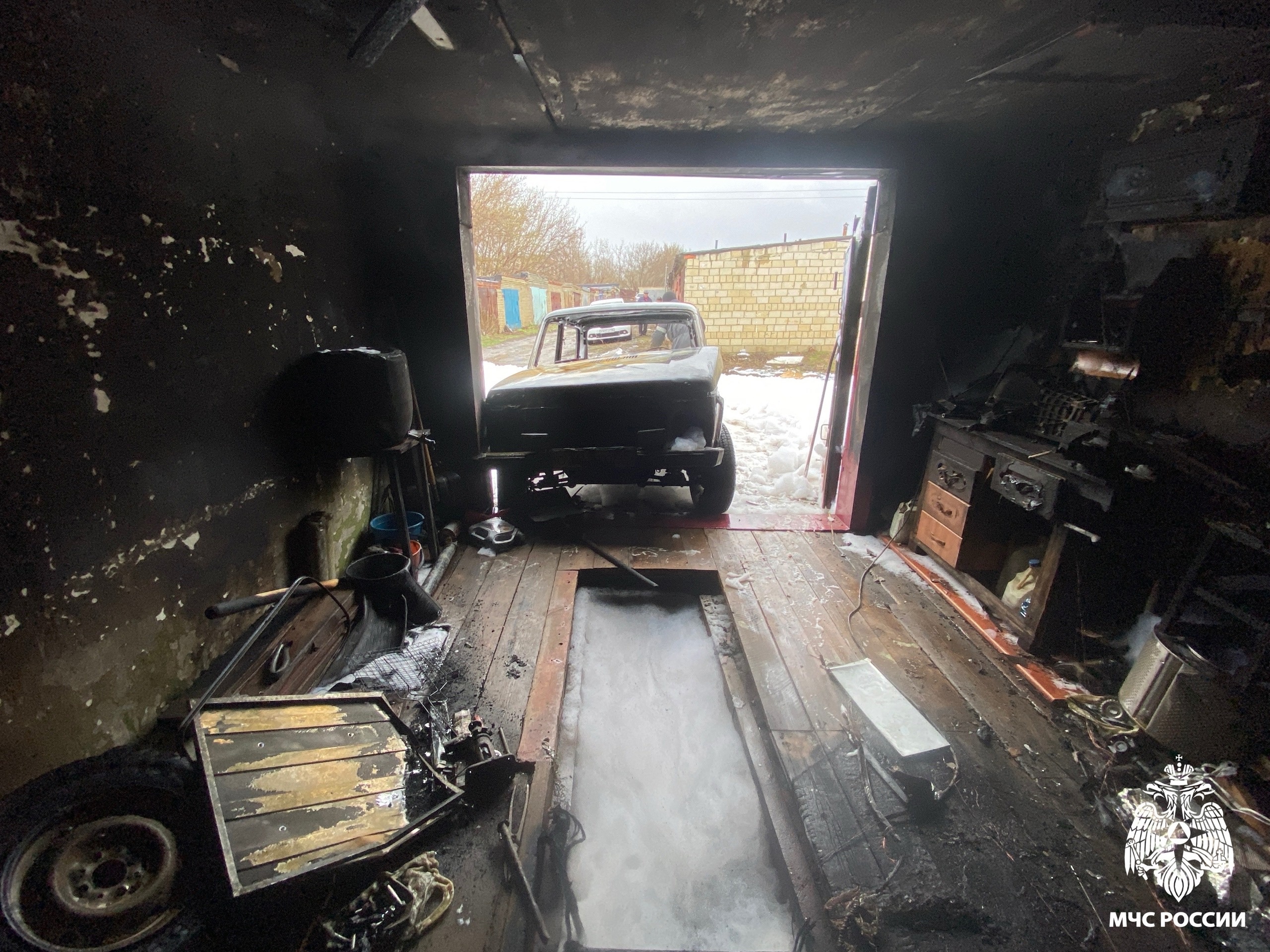 В Кузнецке огонь охватил гараж и стоящий в нем автомобиль