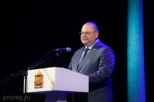 Губернатор Олег Мельниченко наградил лучших работников культуры