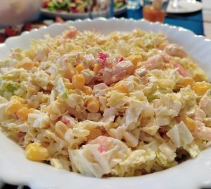 Легкий салат с пекинской капустой и креветками