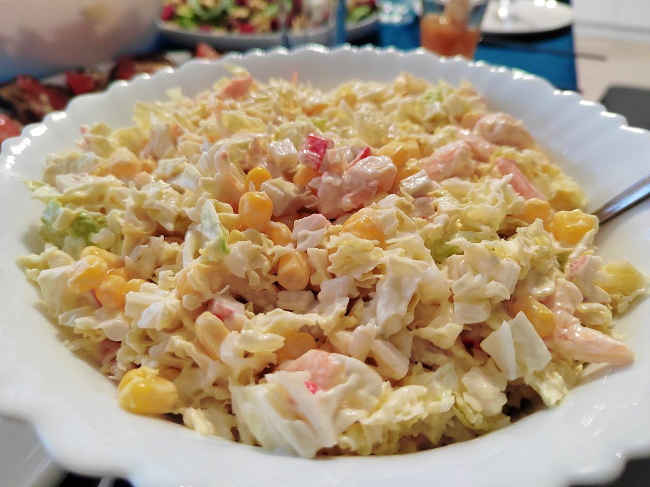 Легкий салат с пекинской капустой и креветками