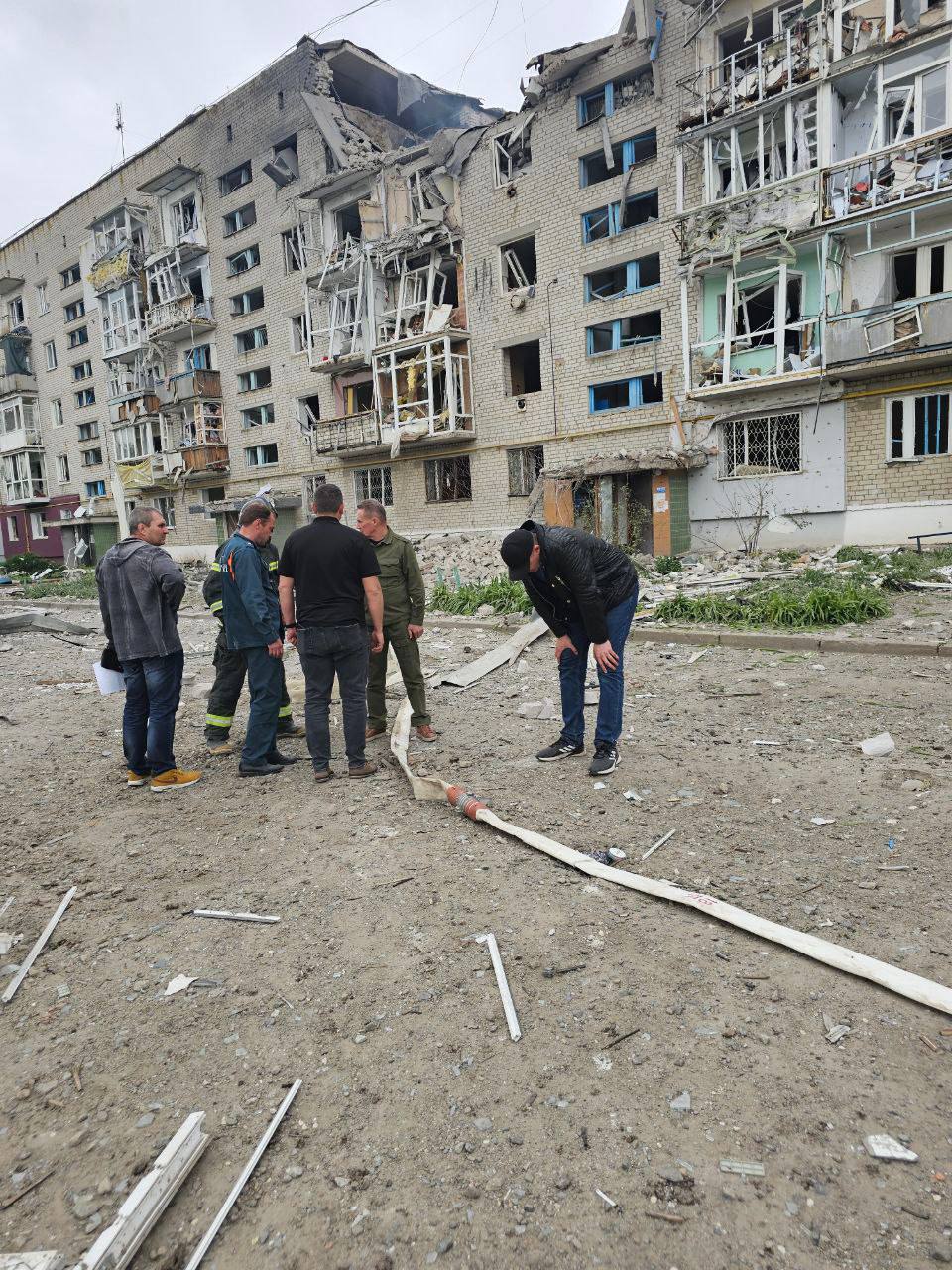 Пензенские спасатели разбирают пятиэтажку в Токмаке после обстрела