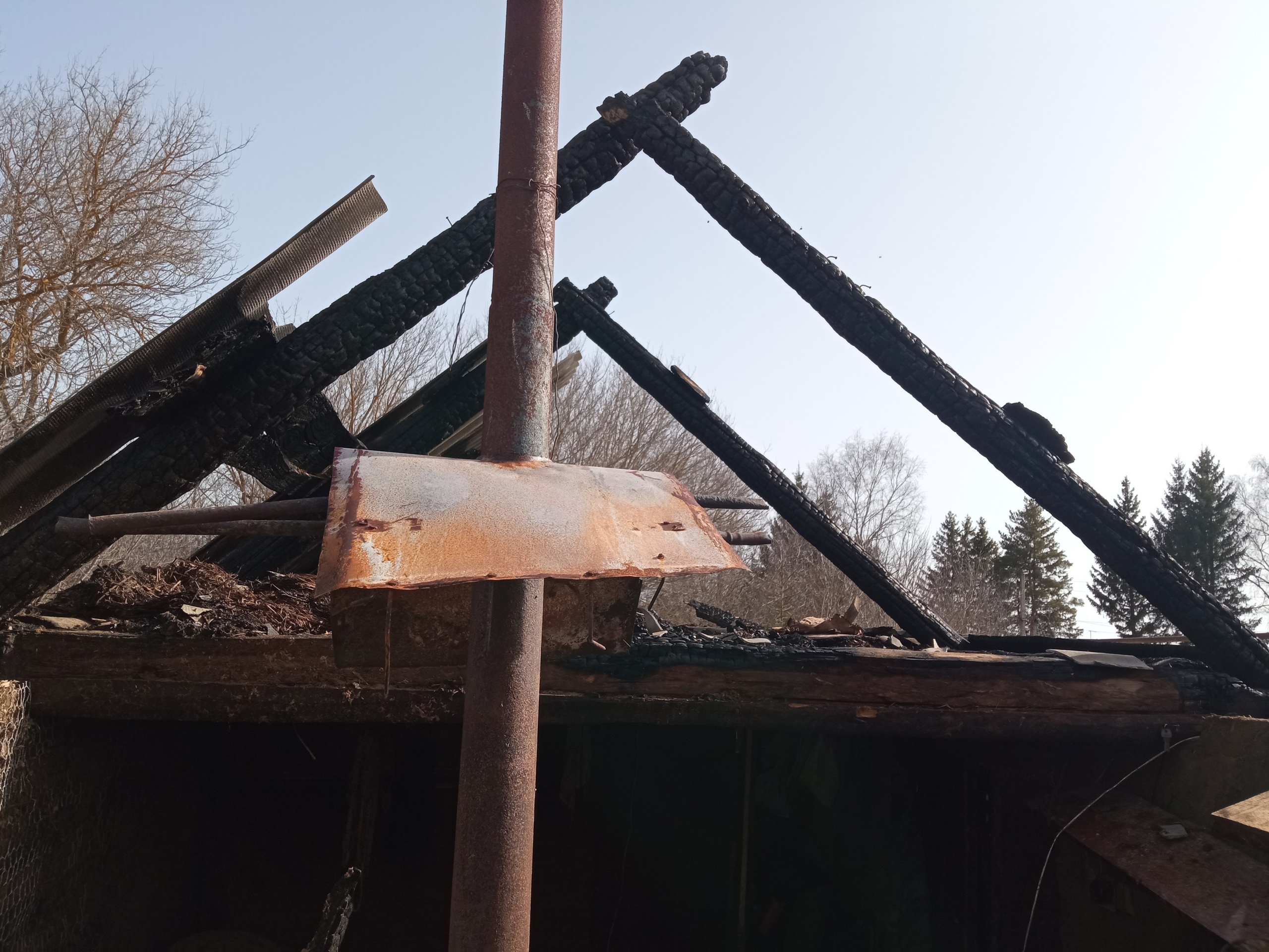 В Каменском районе огонь уничтожил сразу два сарая