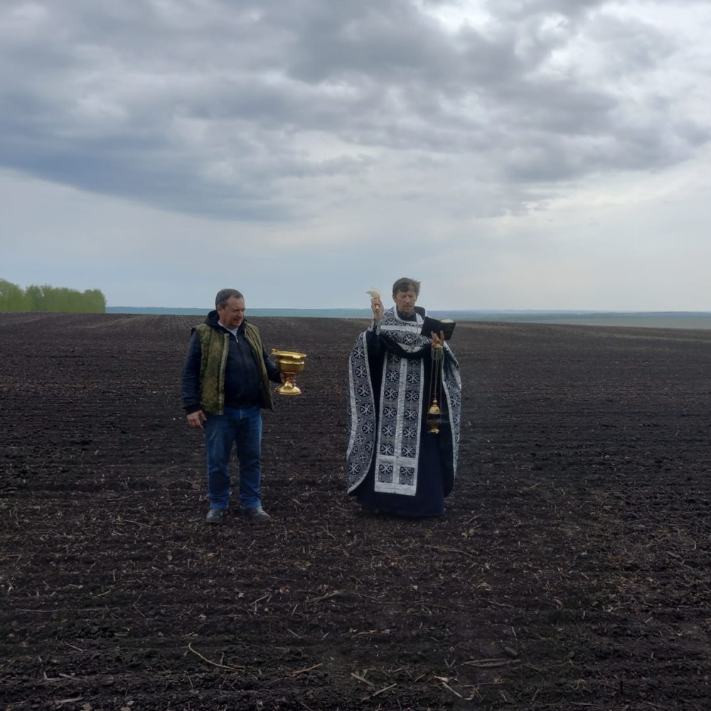 В Мокшанском районе освятили поля и технику перед началом посевных работ