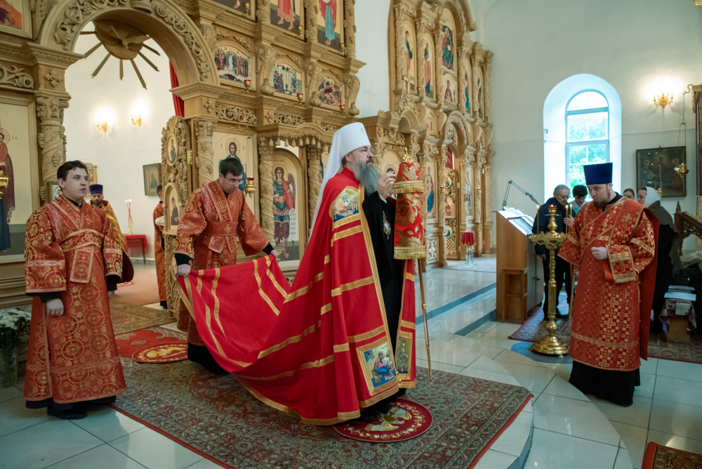 Митрополит Серафим совершил литургию в Нижнеломовском Успенском женском монастыре