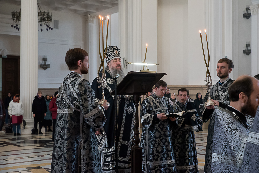 Митрополит Серафим совершил торжественное богослужение в Спасском кафедральном соборе