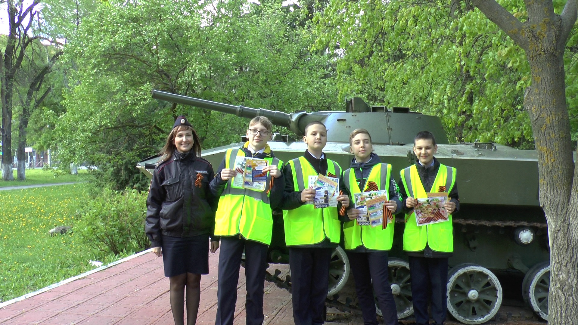 Автоинспекторы раздали пензенцам георгиевские ленты