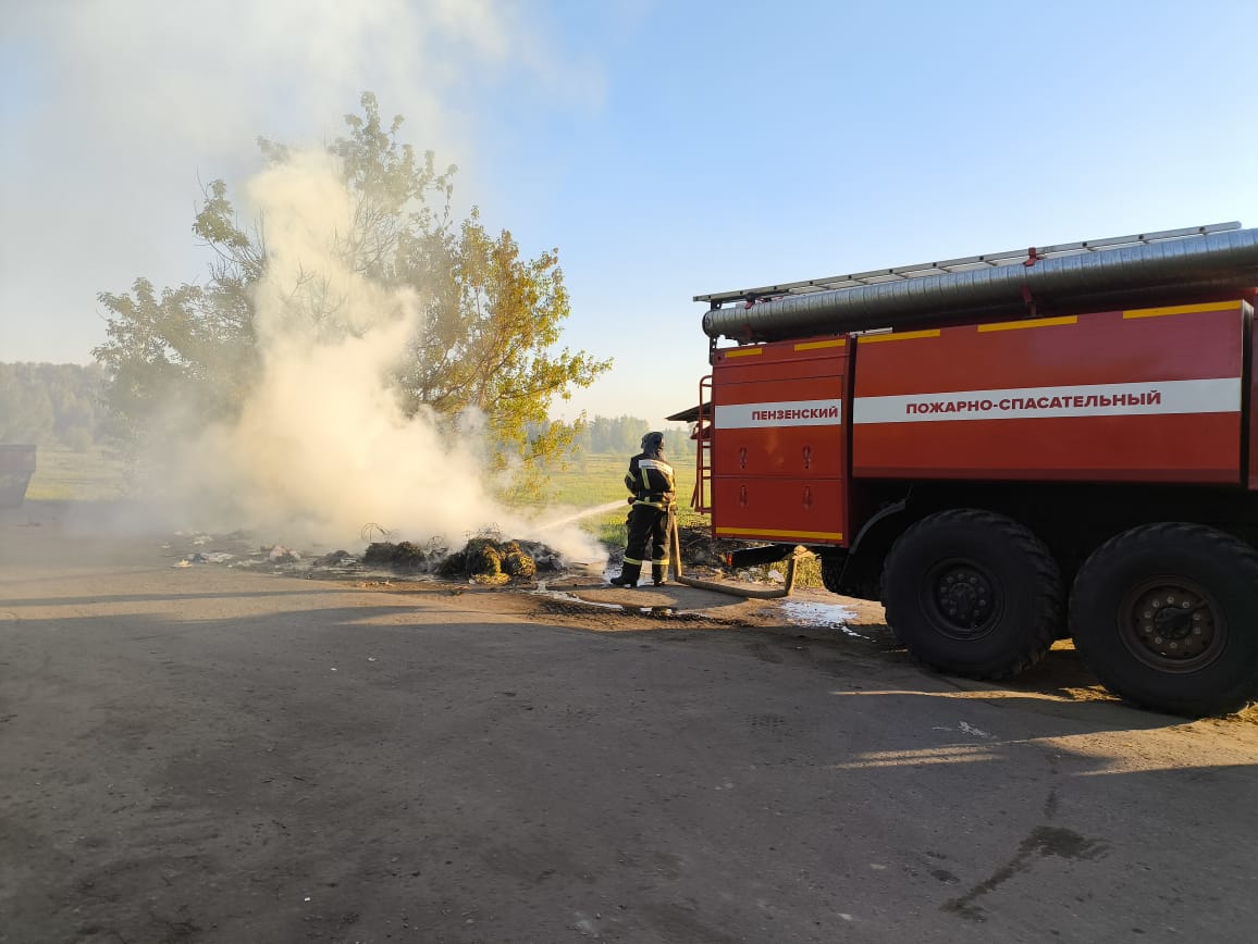 В Богословке пожар вспыхнул рядом с кладбищем