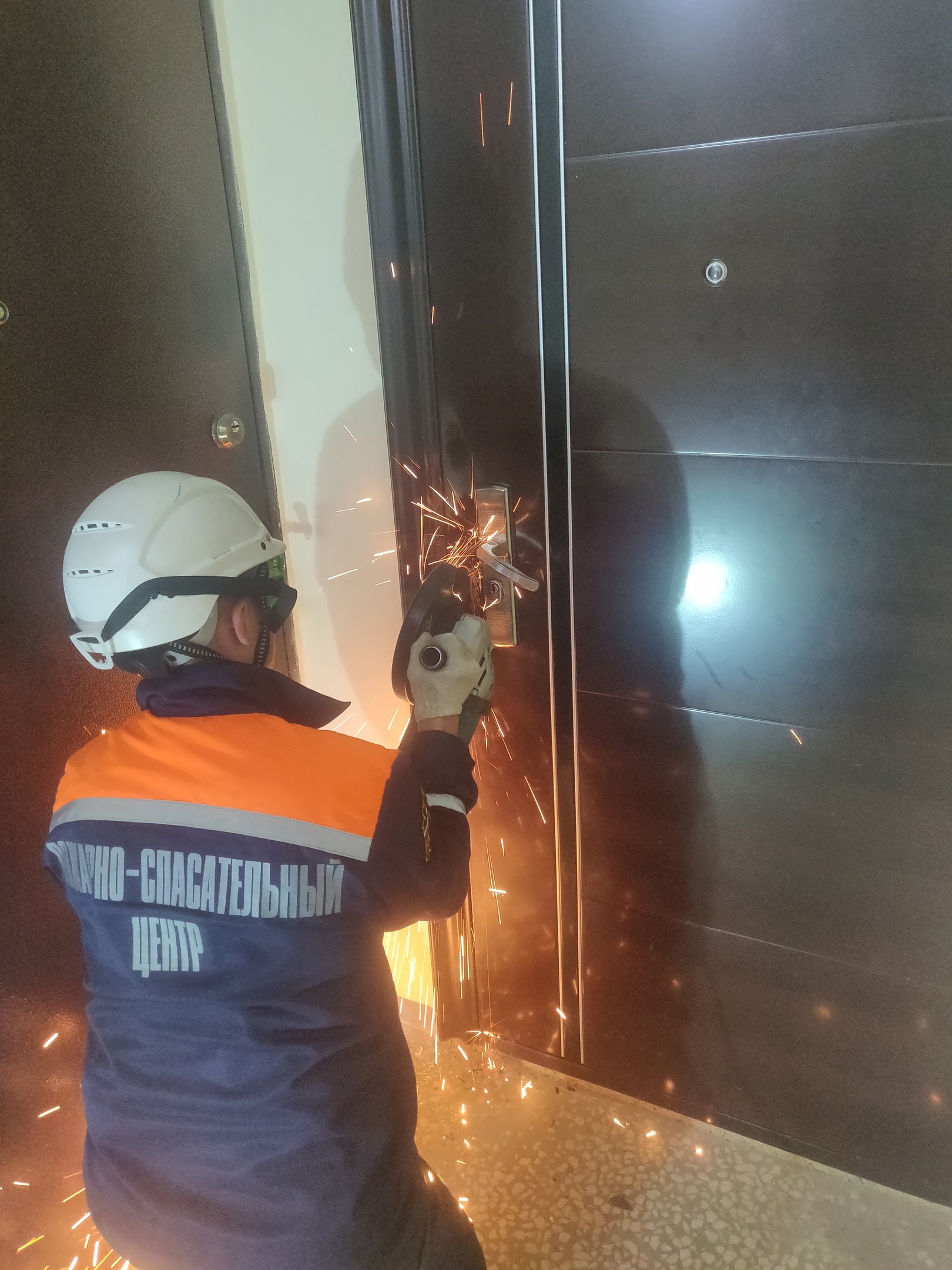 В Пензе спасатели помогли ребенку, запертому в квартире