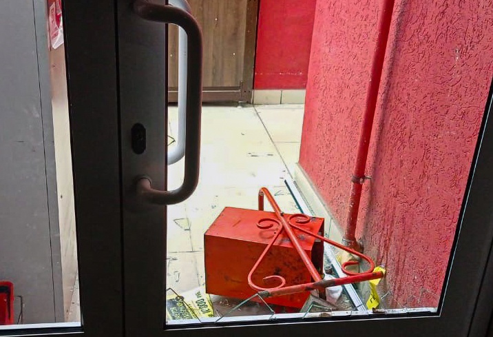 В Заречном мужчина кинул в стеклянную дверь магазина мусорную урну