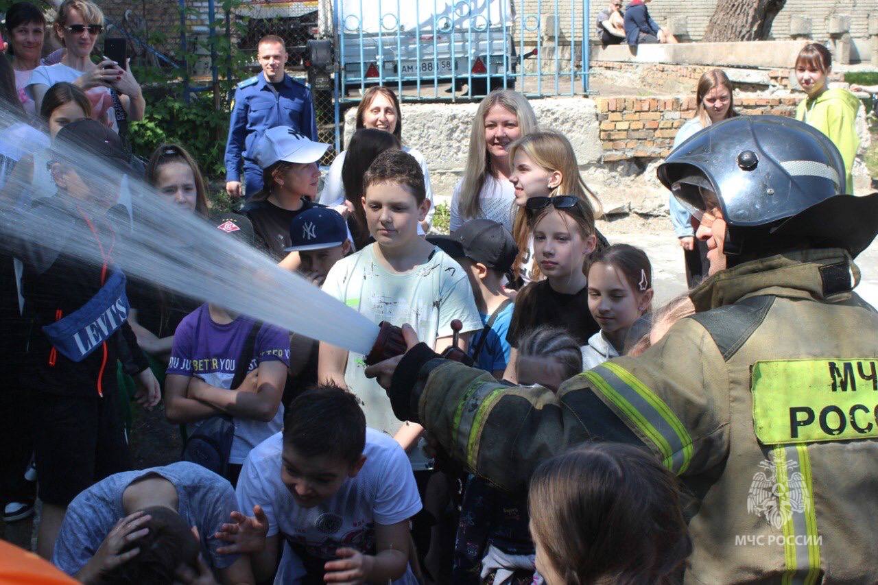 Пензенские спасатели научили ребят из Белгорода тушить огонь из пожарных стволов