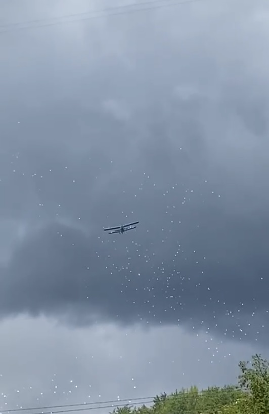 Во время авиашоу на пензенцев сбросили листовки, посвященные Великой Победе