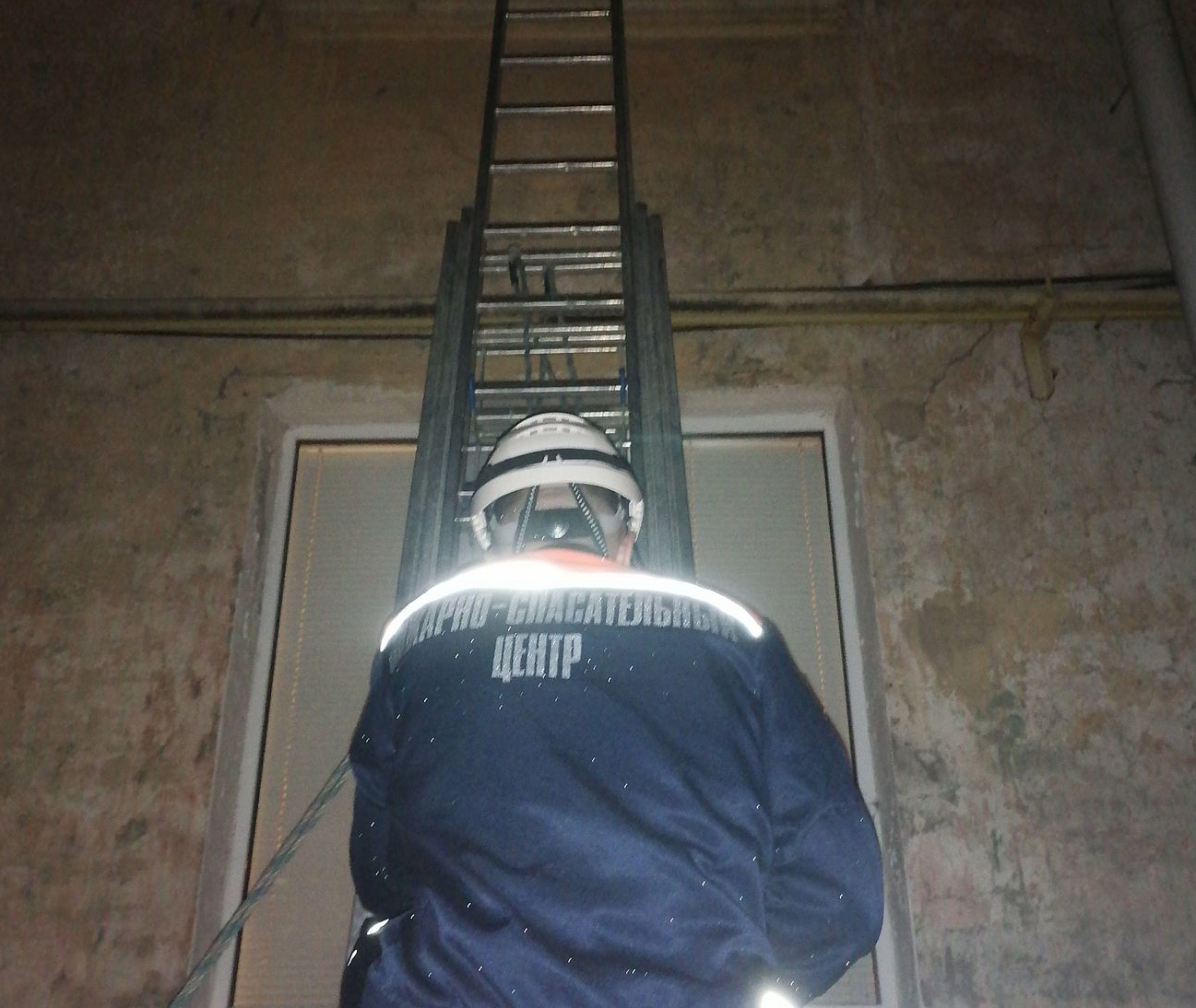 В Пензе через окно заметили лежащего без сознания мужчину