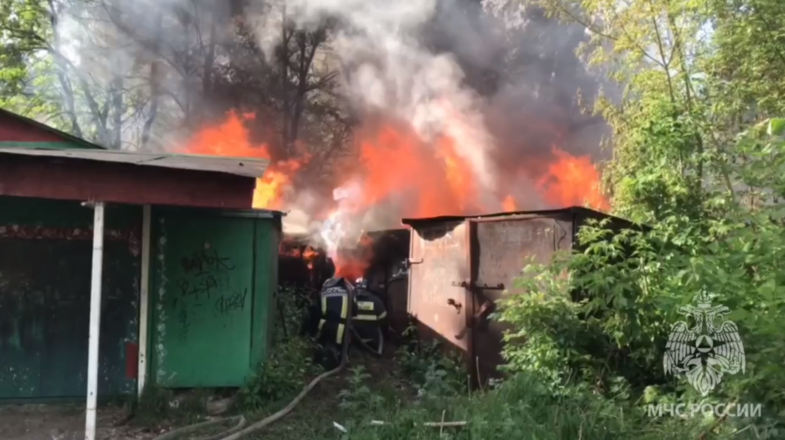 В Пензе на улице Шмидта 23 человека тушат горящие гаражи