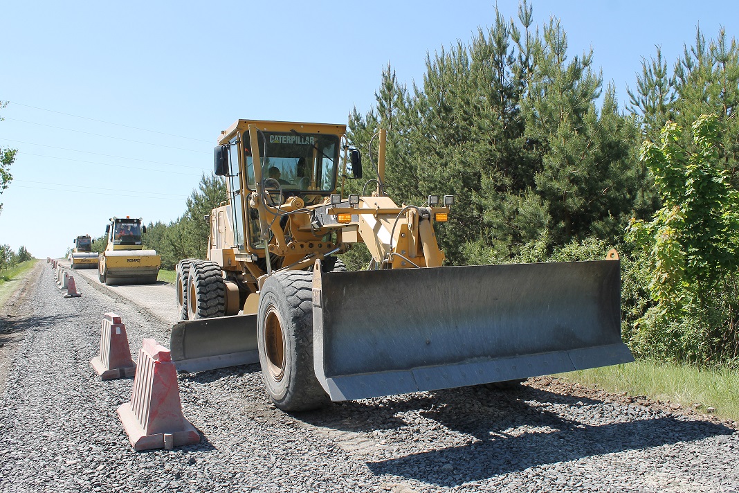 В Мокшанском районе рабочие ремонтируют дорогу в 30-градусную жару