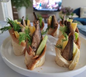 Необычная подача канапе со шпротами, которую запомнят