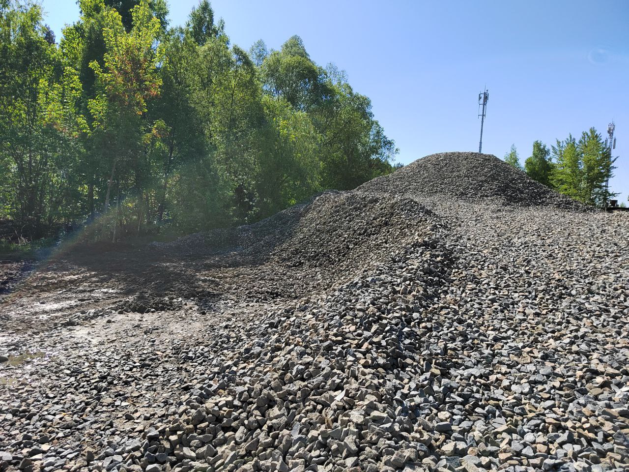 В Пензе в сквер «Семейный» завезли кучу щебенки