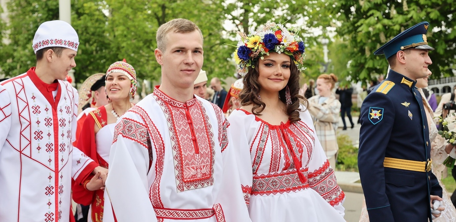 Во время свадебного фестиваля в Москве поженились 13 пар из регинов ПФО