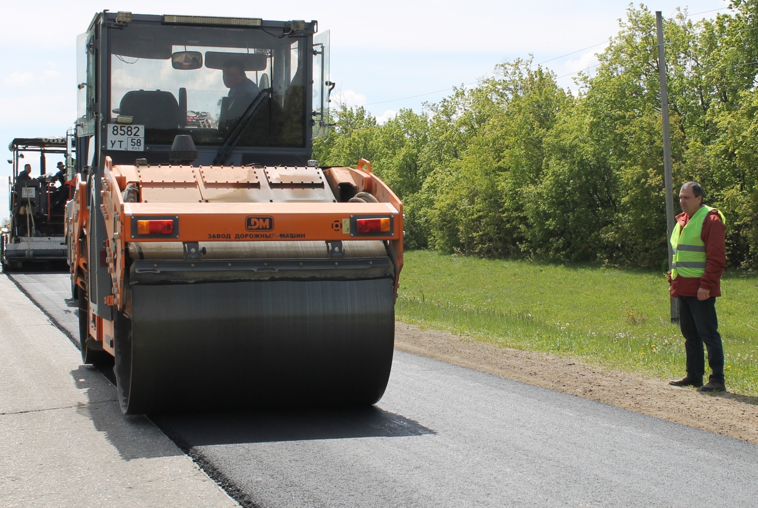 Общественники проверили, как идет ремонт дороги в Камешкирском районе