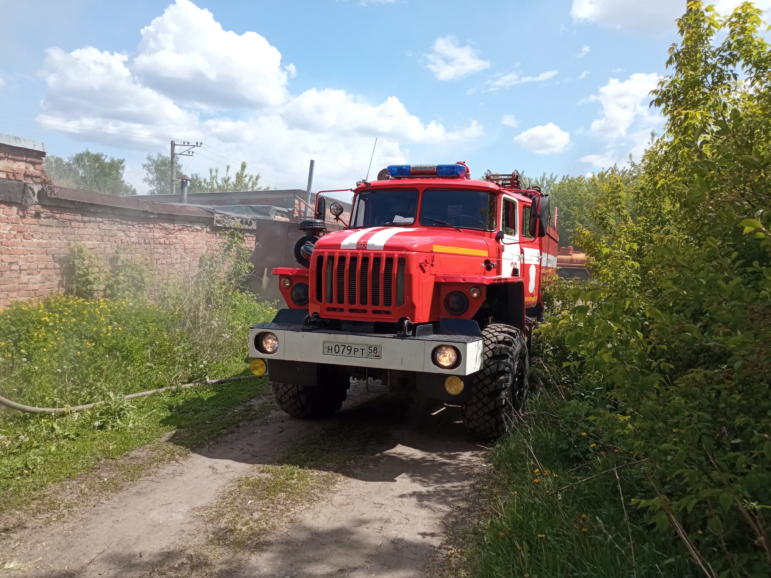 В Каменке пожар вспыхнул в гаражном массиве