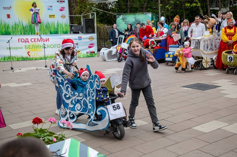 В Пензе по парку проехали коляски, превращенные в сказочные избушки и сани