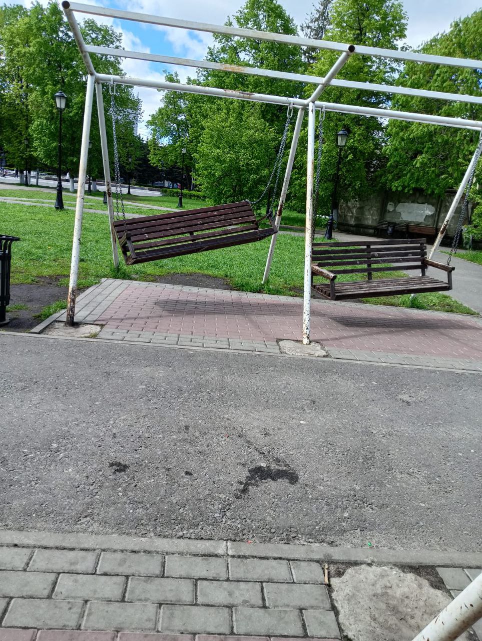В Кузнецке возле администрации города не спешат чинить сломанные качели