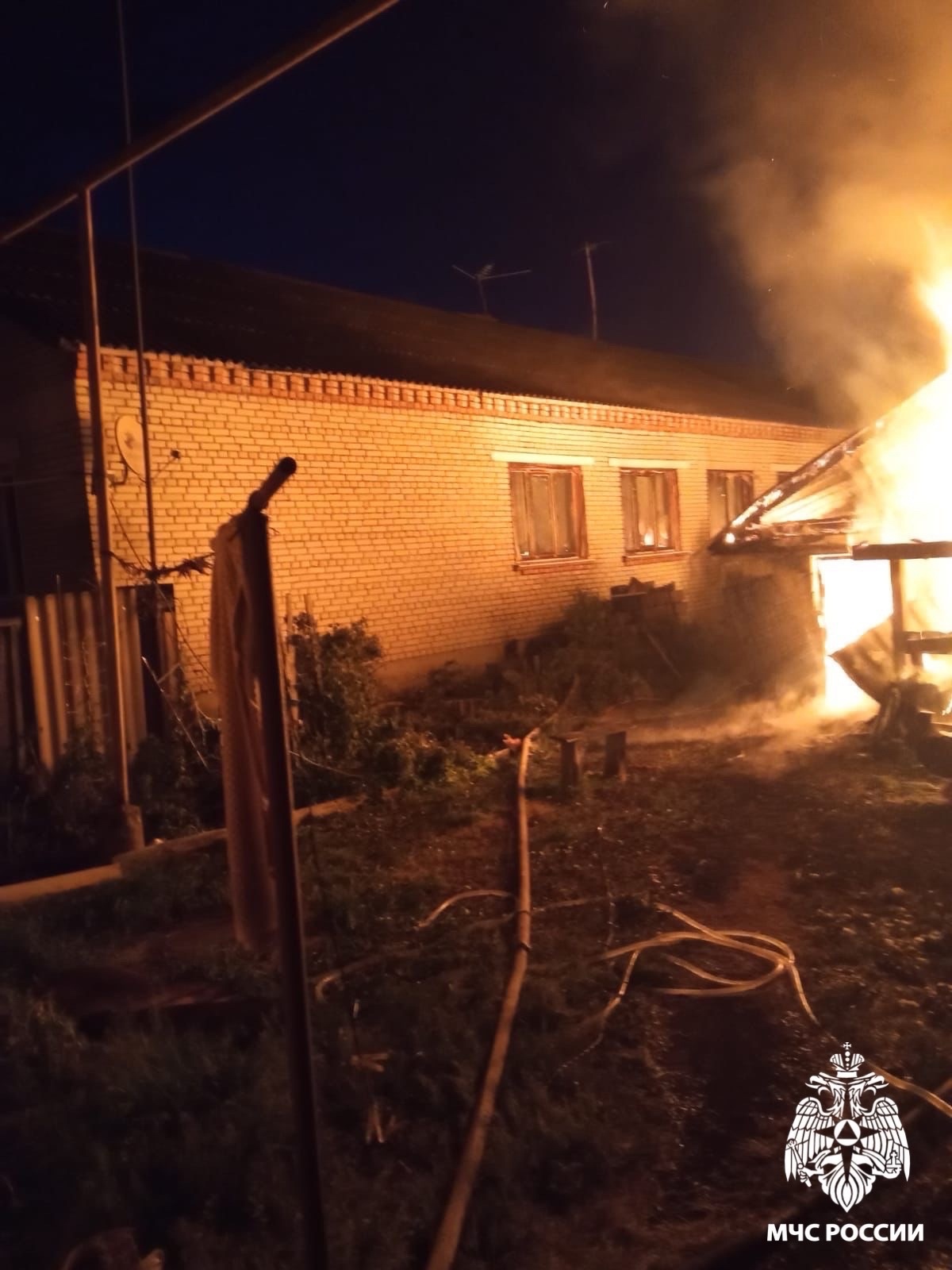 В Кузнецке пламя охватило окна в жилом доме