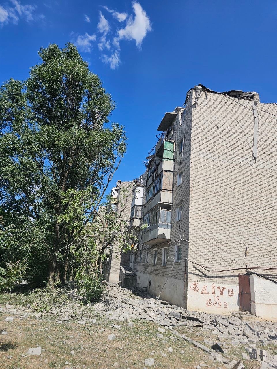 Олег Мельниченко: в Токмаке сотрудники МЧС спасли 6 человек и собаку