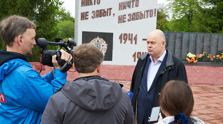 Сотрудники аппарата Заксобрания Пензенской области оказали шефскую помощь сельчанам