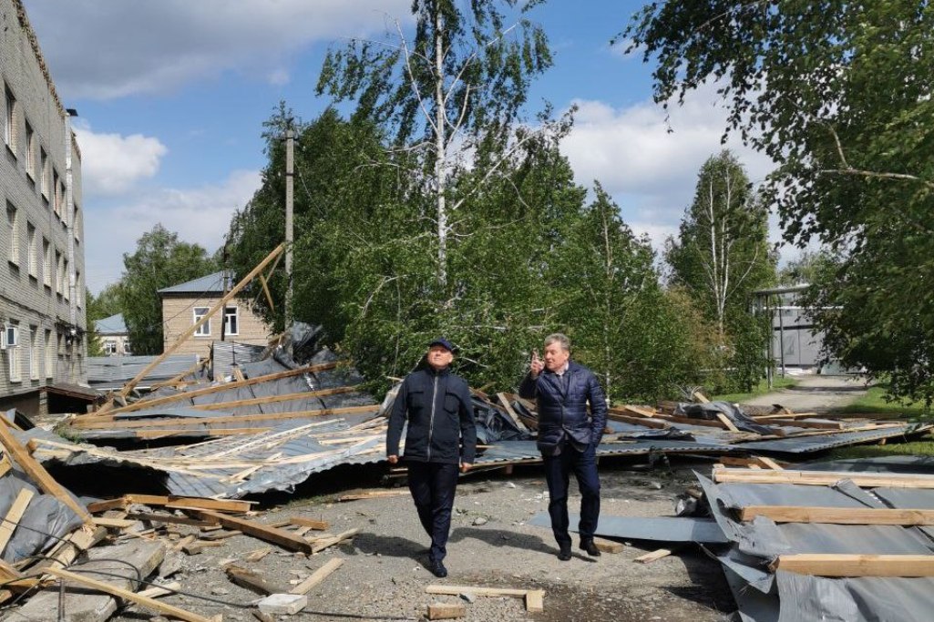 Вячеслав Космачев осмотрел сорванную у Земетчинской больницы крышу